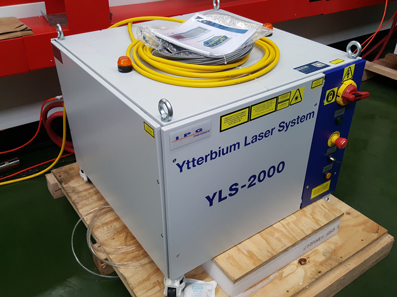 2кв нарийвчлалтай лазер таслагчийн хувьд лазер IPG YLS-2000 ваттын лазерын эх үүсвэр